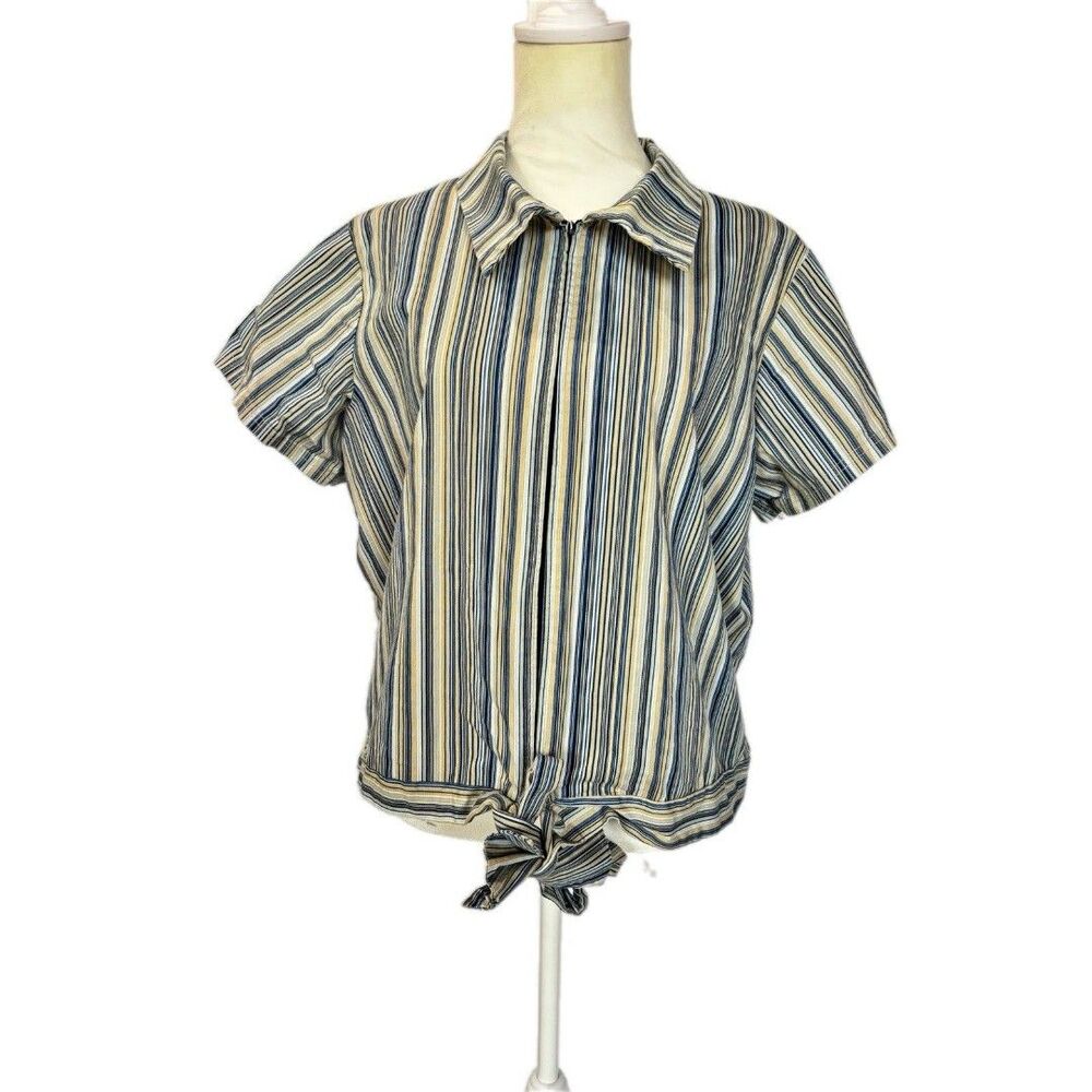 Caran New York short-sleeve Zip Up shirt featuring a tie-front design Size 2X